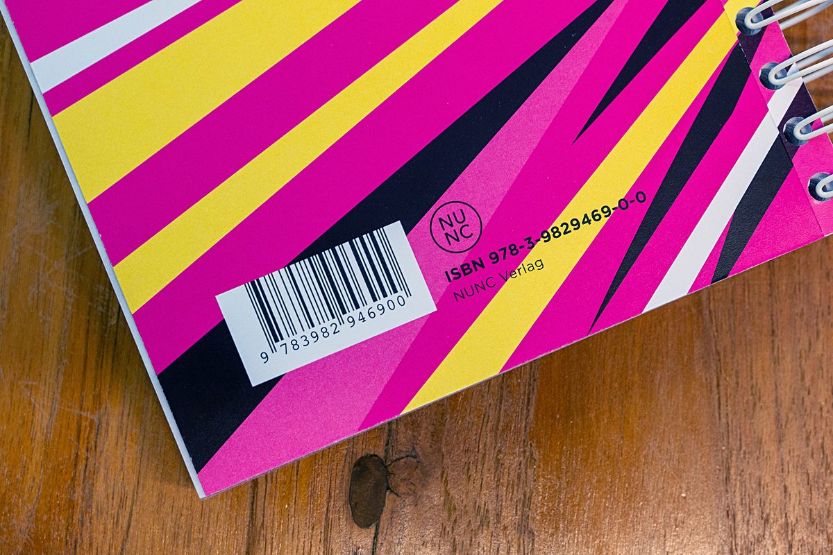 Rückseite des Klappbuchs mit ISBN und NUNC-Verlagssiegel