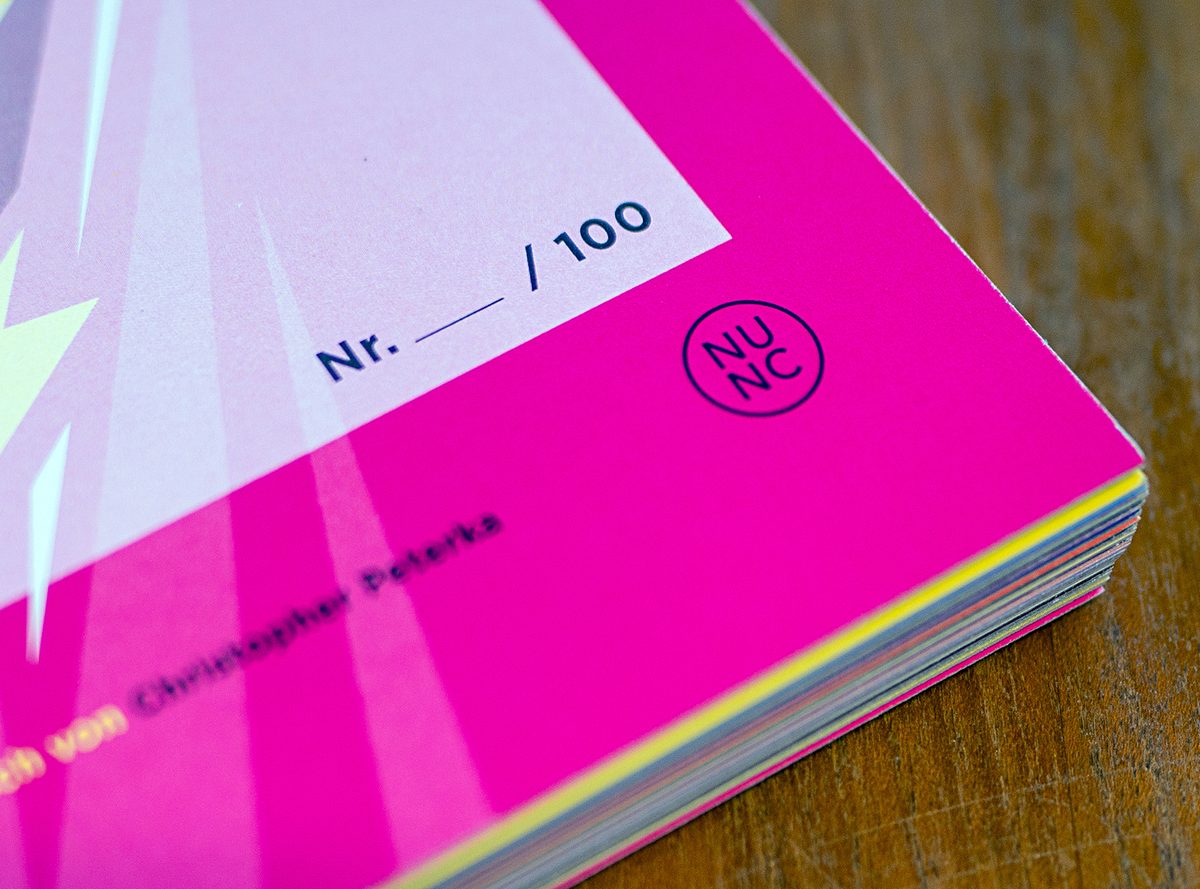 Collector’s Edition: Signaturfeld mit „Nr. ___ / 100“ und NUNC-Siegel auf dem Cover