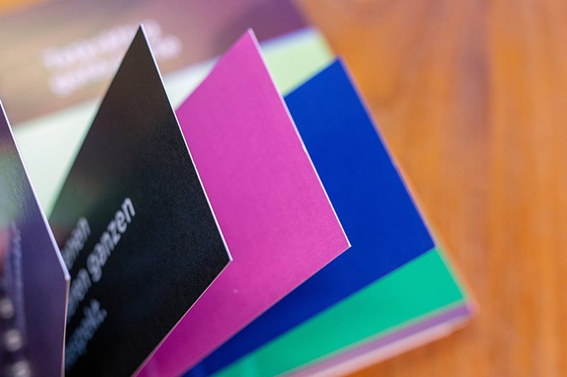 Aufgeklappte Streifen des Klappbuchs