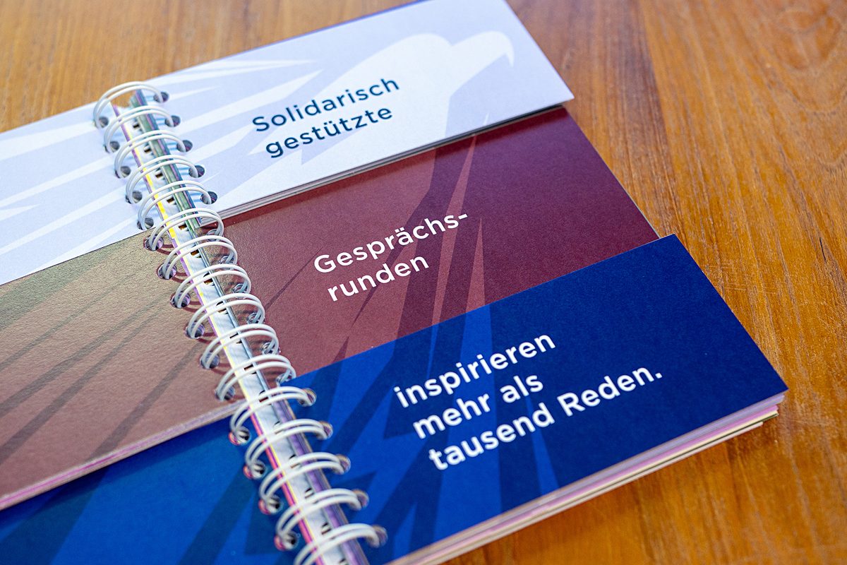 Klappbuch-Seite: „Solidarisch gestützte Gesprächsrunden inspirieren mehr als tausend Reden.“
