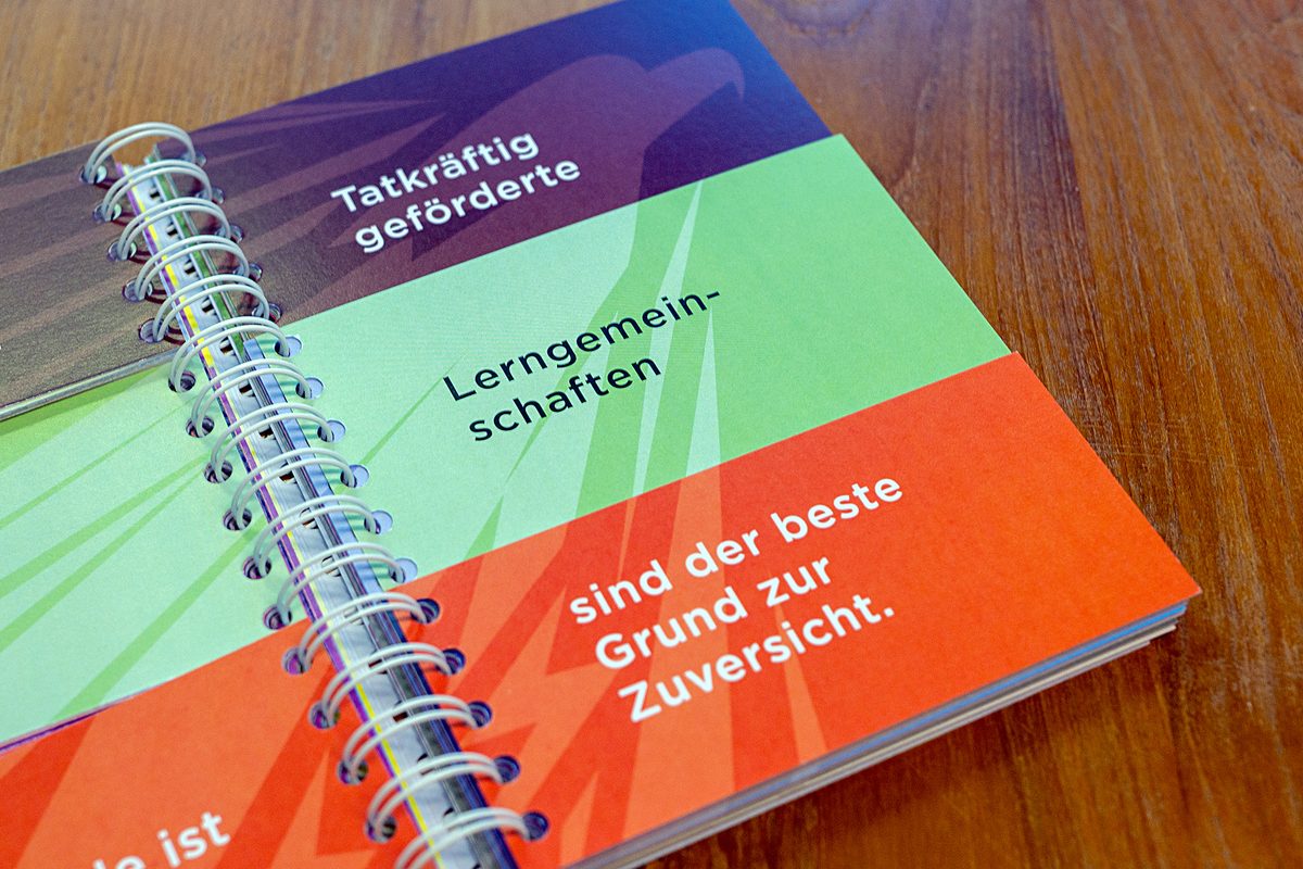 Klappbuch-Seite: „Tatkräftig geförderte Lerngemeinschaften sind der beste Grund zur Zuversicht.“
