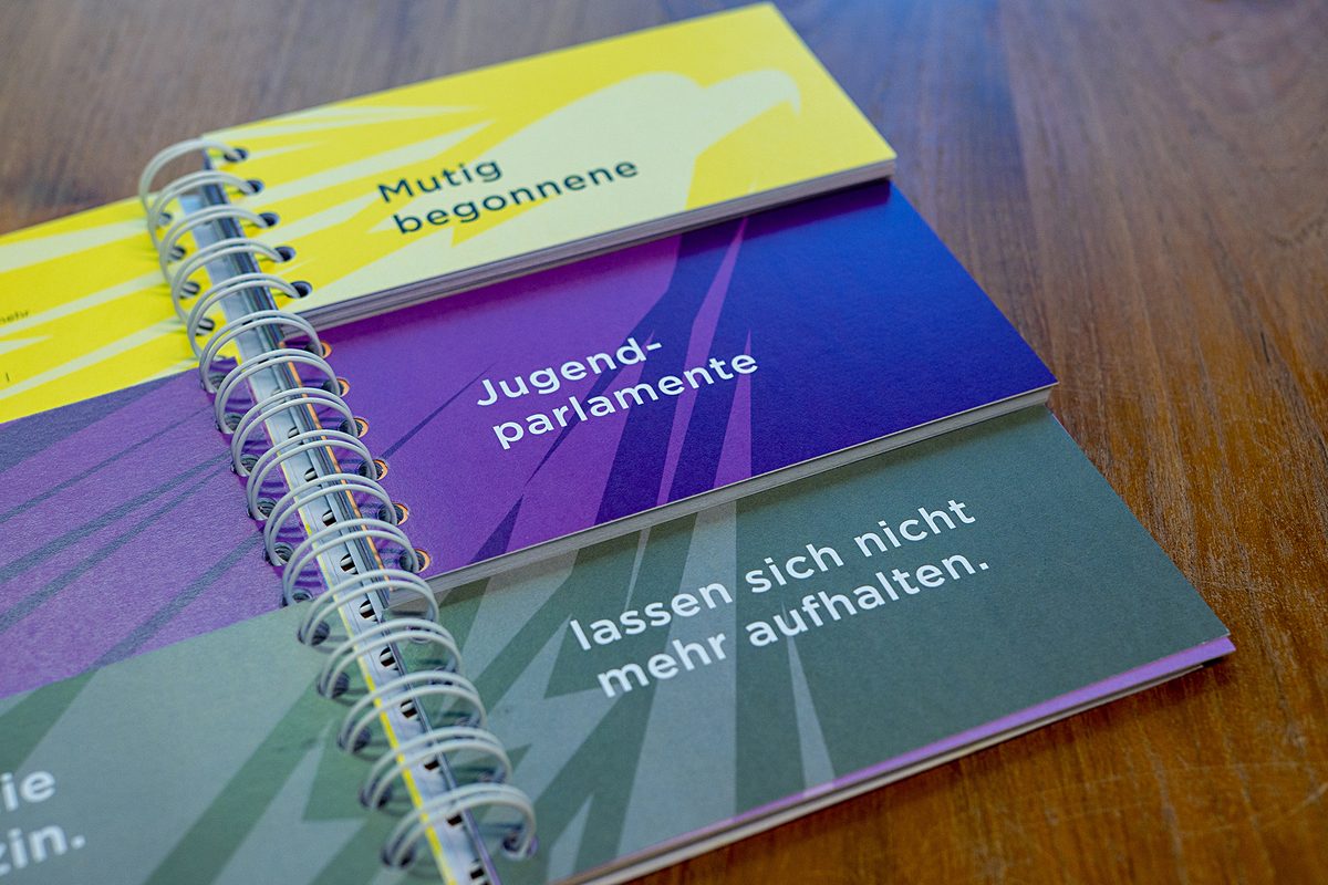 Aufgeklapptes Klappbuch: „Mutig begonnene Jugendparlamente lassen sich nicht mehr aufhalten.“