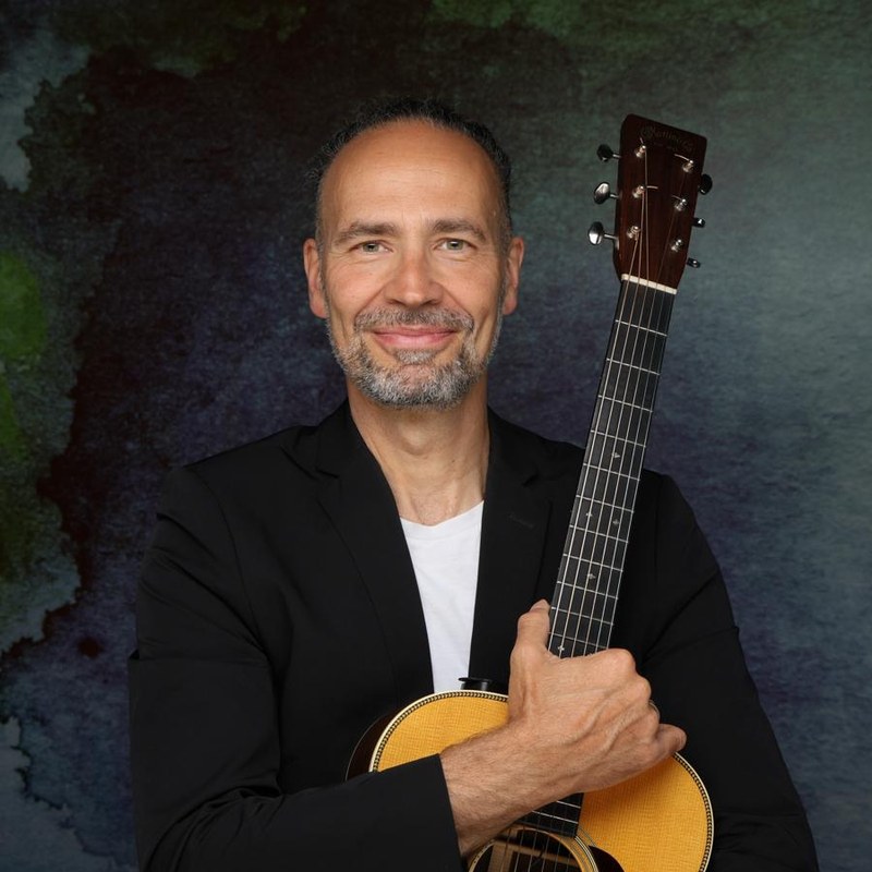 Porträt Eddi Hüneke mit Gitarre