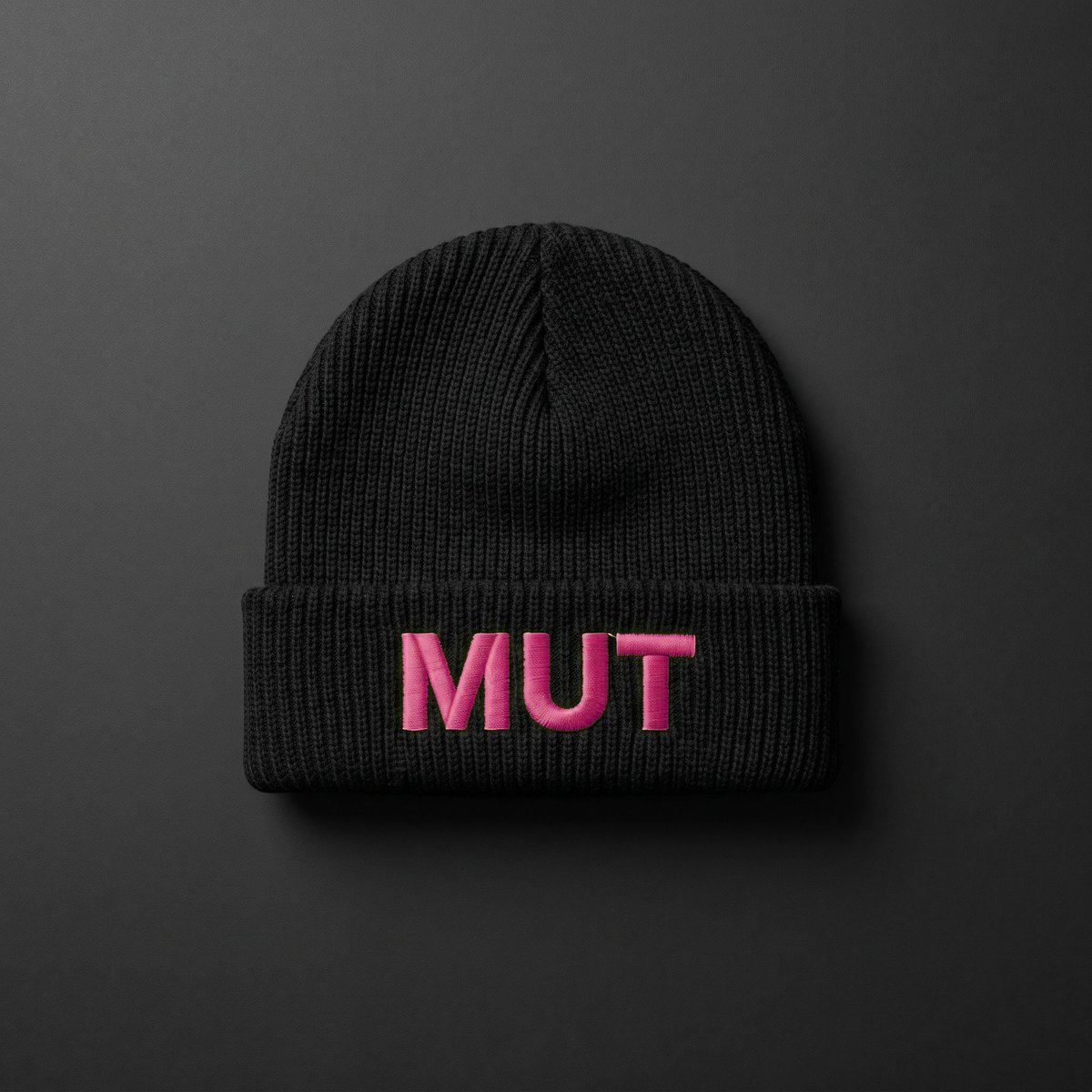 Mut Beanie: schwarze Rippstrick-Mütze mit „MUT“ in Magenta gestickt