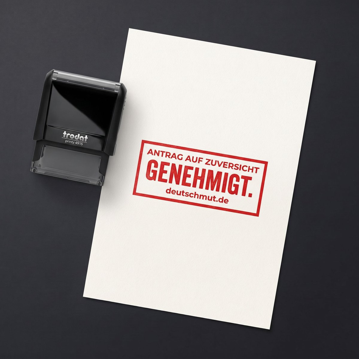 Genehmigt-Stempel: schwarzer Selbstfärber neben rotem Abdruck „Antrag auf Zuversicht – Genehmigt. – deutschmut.de“
