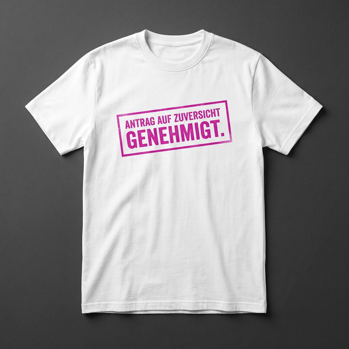 Antrag Tee: weißes T-Shirt mit magentafarbenem Stempel „Antrag auf Zuversicht: Genehmigt.“