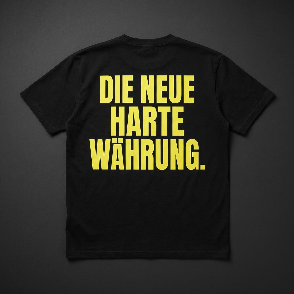 Währung Tee: schwarzes T-Shirt, Rückenprint „Die neue harte Währung.“ in Gelb